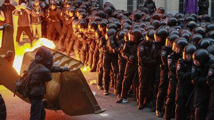 Des manifestants utilisent un engin de chantier pour tenter de casser un barrage de police, &agrave; Kiev, dimanche 1er d&eacute;cembre 2013.&nbsp; (GLEB GARANICH / REUTERS )