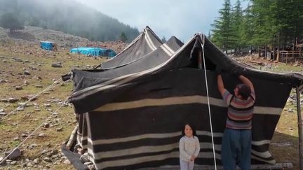 En Turquie, le peuple&nbsp;nomade des&nbsp;Yörük&nbsp;ne sont plus très nombreux à vivre comme leurs ancêtres, de leurs troupeaux de chèvres et de moutons.&nbsp;Combien de temps parviendront-ils à résister à la tentation de la ville et de la modernité ? (FRANCE 2)