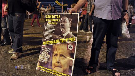 Des manifestants protestent contre la venue de la chanceli&egrave;re allemande, Angela Merkel, &agrave; Ath&egrave;nes (Gr&egrave;ce), le 8 octobre 2012. (LOUISA GOULIAMAKI / AFP)