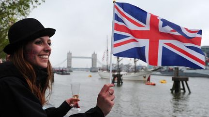 Une jeune anglaise assistant au jubil&eacute; de la reine ELizabeth II, le 3 juin 2012 &agrave; Londres (Royaume-Uni) (CARL COURT / AFP)