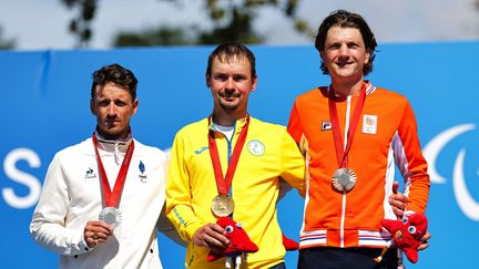 Kévin Le Cunff, à gauche, sur le podium ne peut masquer sa déception. Le champion paralympique de Tokyo 2021 est battu, lui aussi au sprint, sur la course en ligne catégorie C4-5 et doit se contenter de l'argent. "J'étais venu pour l'or sur cette course-là", a-t-il réagi après l'épreuve. (ALEX WHITEHEAD / SIPA)