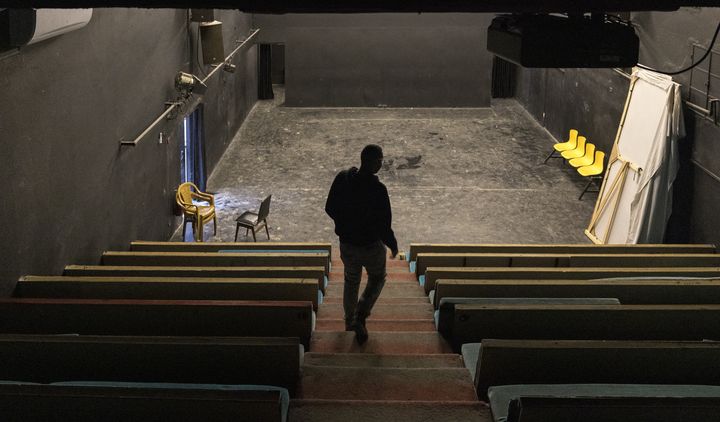 Un homme descend les escaliers de la scène du "Freedom Theatre" dans le camp de réfugiés de Jénine, le 23 décembre 2023. (MARCO LONGARI / AFP)