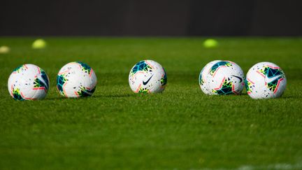 Ballons de football sur la pelouse d'Angoulême, le 24 novembre 2019 (ANTOINE MASSINON / A2M SPORT CONSULTING)