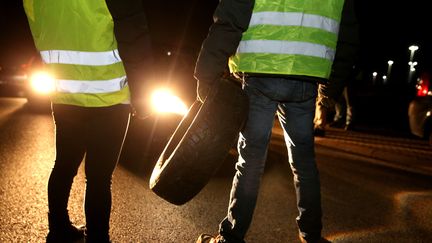 Des "gilets jaunes"&nbsp;ralentissent&nbsp;le trafic à Reims (Marne) le 17 novembre 2018. (FRANCOIS NASCIMBENI / AFP)