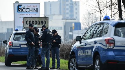 Des policiers italiens surveillent les entrées et sorties de Codogno en Lombardie, le 23 février 2020. (MIGUEL MEDINA / AFP)