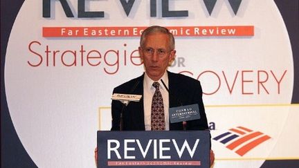 Stanley Fischer prononce un discours lors du Forum économique, à Hong Kong, le 17 juin 1999. (AFP - Peter Parks)