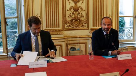 Édouard Philippe et Christophe Castaner, lors d'une réunion à Matignon sur l'organisation du second tour des municipales, le 20 mai 2020. (THOMAS COEX / POOL)