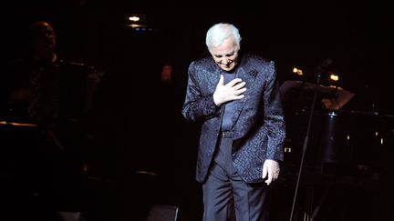 Charles Aznavour en concert en 2009. (MORENA BRENGOLA / GETTY IMAGES EUROPE)