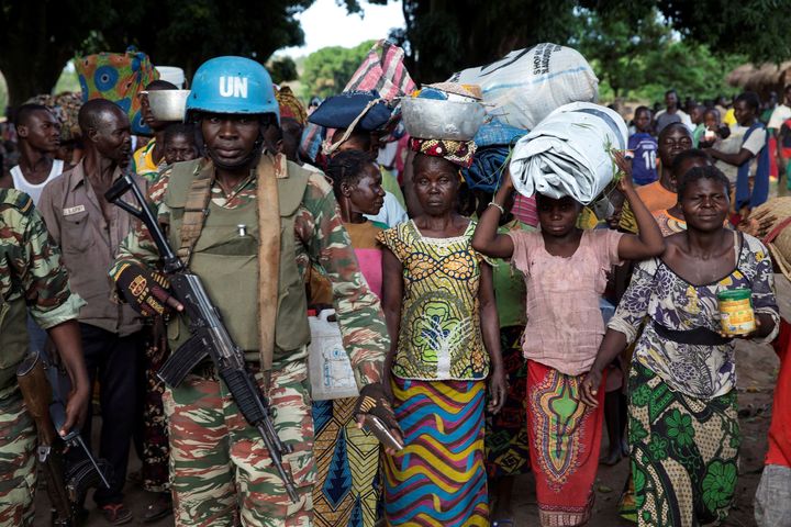 Des femmes ont fui le village de Zike et arrivent sous protection des casques bleus au village de Bambara en République centrafricaine le 25 avril 2017. (BAZ RATNER / X02483)