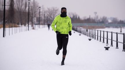 Xavier Jourson s'entraîne chez lui au Canada, malgré la neige, pour préparer le Norseman. (XAVIER JOURSON / DR / FRANCEINFO: SPORT)