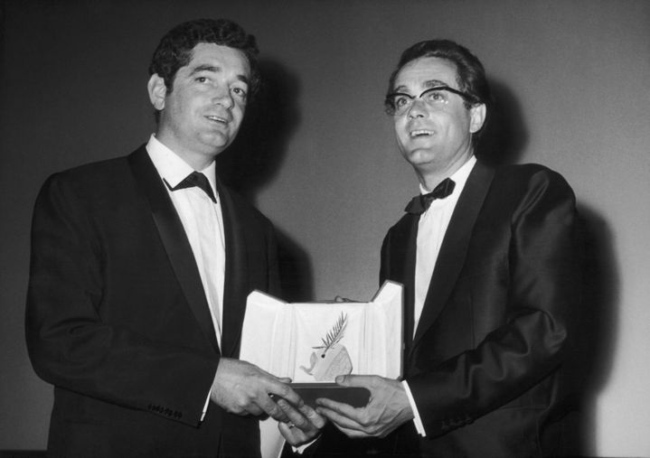 Jacques Demy et Michel Legrand reçoivent la Palme d'or à Cannes en 1964 pour "Les parapluies de Cherbourg".
 (Keystone France / Getty Images)