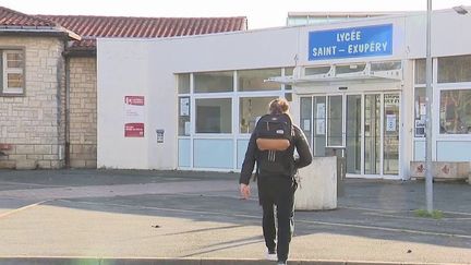 Variant Omicron : le casse-tête du nouveau protocole sanitaire dans les écoles  (FRANCE 2)