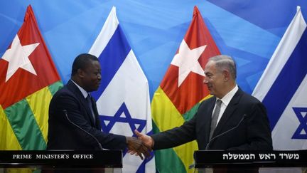 Le président togolais Gnassingbé et le Premier ministre israélien Netanyahu à Jérusalem, le 10 août 2017. (AFP - Pool - RONEN ZVULUN)