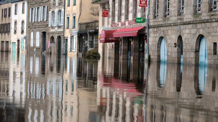 Une rue de Quimperl&eacute;&nbsp;(Finist&egrave;re) inond&eacute;e par la La&iuml;ta, le 3 janvier 2014. (FRED TANNEAU / AFP)