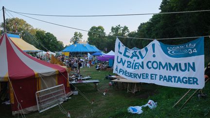 Un "village de l'eau" s'est constitué à Saint-Martin-lès-Melle dans les Deux-Sèvres avec les opposants au projet de mégabassines. (ADRIEN AUZANNEAU / HANS LUCAS via AFP)