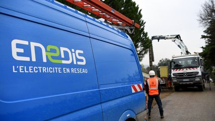 Des agents d'Enedis interviennent le 21 novembre 2019 pour rétablir le courant dans la Drôme, le département le plus touché avec l'Ardèche par les chutes de neige du 14 novembre.&nbsp; (JEAN-PIERRE CLATOT / AFP)