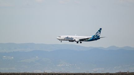 Un avion de la compagnie Alaska Airlines, en mars 2023. (TAYFUN COSKUN / ANADOLU AGENCY / AFP)