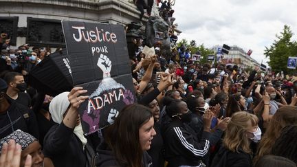 Plus de 20 000 manifestants se sont rassemblés place de la République à Paris le 13 juin 2020 pour dénoncer le racisme et les violences policières. (ADNAN FARZAT / NURPHOTO / AFP)