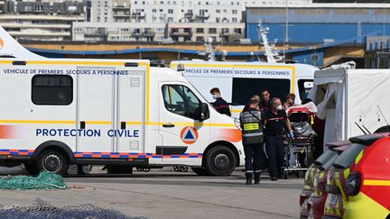 Les pompiers portent secours aux rescapés du naufrage mortel d'un bateau transportant des personnes migrantes entre la France et le Royaume-Uni, le 3 septembre 2024. (BERNARD BARRON / AFP)