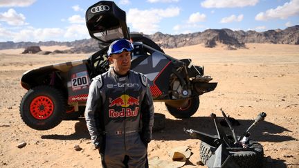 Stéphane Peterhansel lors de la 1re étape du Dakar 2022 le 2 janvier 2022, vers Hail en Arabie Saoudite. Le pilote Audi a été contraint de mettre fin à ses espoirs de victoire après un accident qui a arraché sa roue arrière gauche (à droite sur la photo). (FRANCK FIFE / AFP)