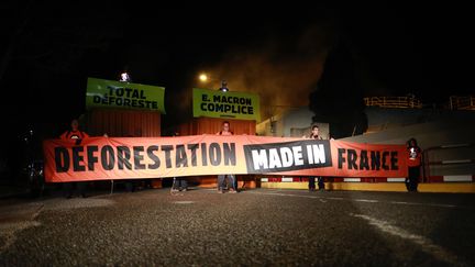 Une cinquantaine de militants&nbsp;de Greenpeace&nbsp;bloquent l'entrée de la bioraffinerie Total de La Mède (Bouches-du-Rhône), le 29 octobre 2019. (THEO GIACOMETTI / GREENPEACE)