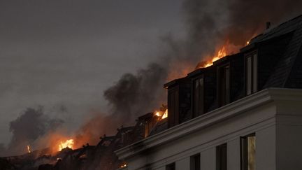 Le Parlement sud-africain en flammes, le 3 janvier 2022 au Cap. (RODGER BOSCH / AFP)