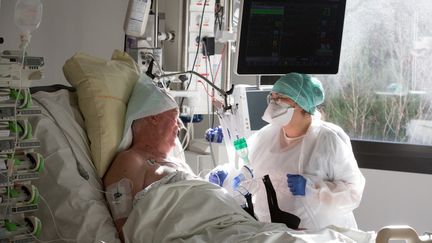 Un patient hospitalisé dans le service de réanimation du CHU de Purpan, à Toulouse (Haute-Garonne), le 27 novembre 2020. (FR?D?RIC SCHEIBER / HANS LUCAS / AFP)