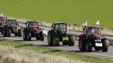 Les agriculteurs en colère roulent vers Paris