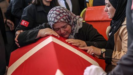 Une femme pleure la mort d'un proche tué dans l'attentat près d'Ankara (Turquie) lors de ses funérailles, le 24 octobre 2024. (ADEM ALTAN / AFP)