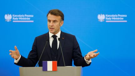 Emmanuel Macron lors d'une conférence de presse conjointe avec le Premier ministre polonais, à Varsovie, en Pologne, le 12 décembre 2024. (WOJTEK RADWANSKI / AFP)