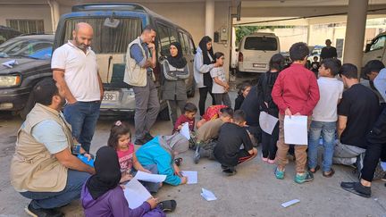 Des enfants libanais, réfugiés dans une école de la plaine de Bekaa, transformée en centre d'accueil d'urgence à cause de la guerre entre Israël et le Hezbollah, le 4 octobre 2024. (VIRINIE PIRONON / RADIO FRANCE)