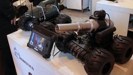 Un robot militaire de la firme française ECA robotics exposé au salon Milipol, à Paris, en octobre 2011. (JACQUES DEMARTHON / AFP)