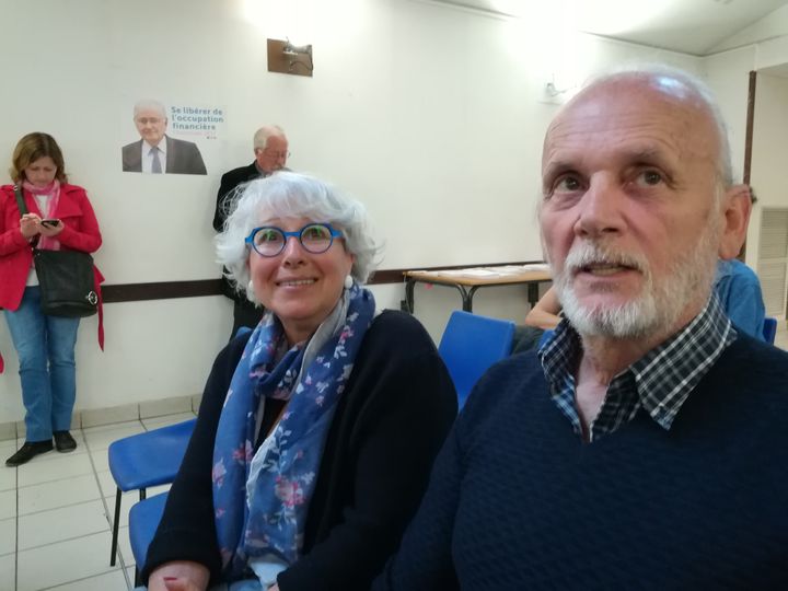 Hélène et Claude lors de&nbsp;la réunion publique de Jacques Cheminade à Villefontaine, le 11 avril 2017. Ils ont appris la venue du candidat grâce au quotidien régional "Le Dauphiné libéré".&nbsp; (HUGO CAILLOUX / FRANCEINFO)