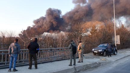 A Lviv (Ukraine), après une frappe sur l'ouest de la ville le 18 mars 2022 (YURIY DYACHYSHYN / AFP)