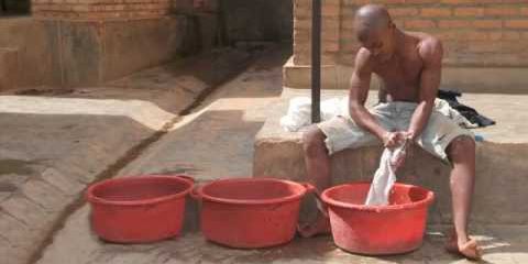 Travailleur domestique dans une famille de Bujumbura au Burundi (Capture d&#039;écran du site Iday International)