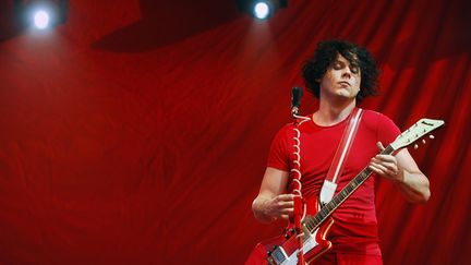 Jack White, le guitariste et chanteur des White Stripes, en concert à Manchester, dans le Tennessee (Etats-Unis), le 17 juin 2007. (JEFF GENTNER / GETTY IMAGES NORTH AMERICA / AFP)
