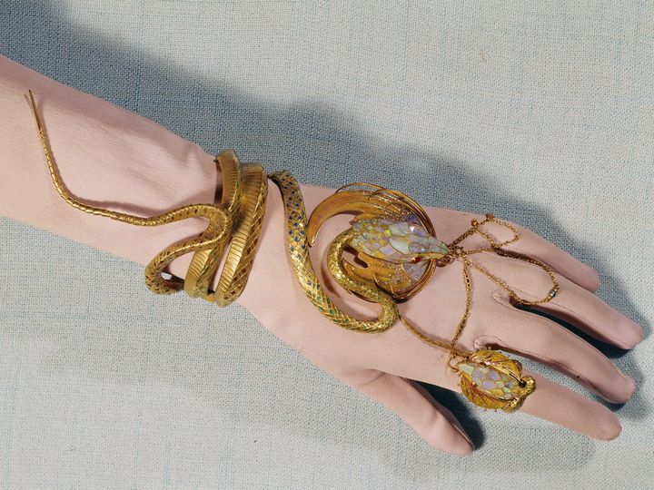 Bracelet et bague de la comédienne Sarah Bernhardt réalisés par Fouquet Michot. 19eme siecle. Collection particuliere. (PHOTO JOSSE / LEEMAGE VIA AFP)