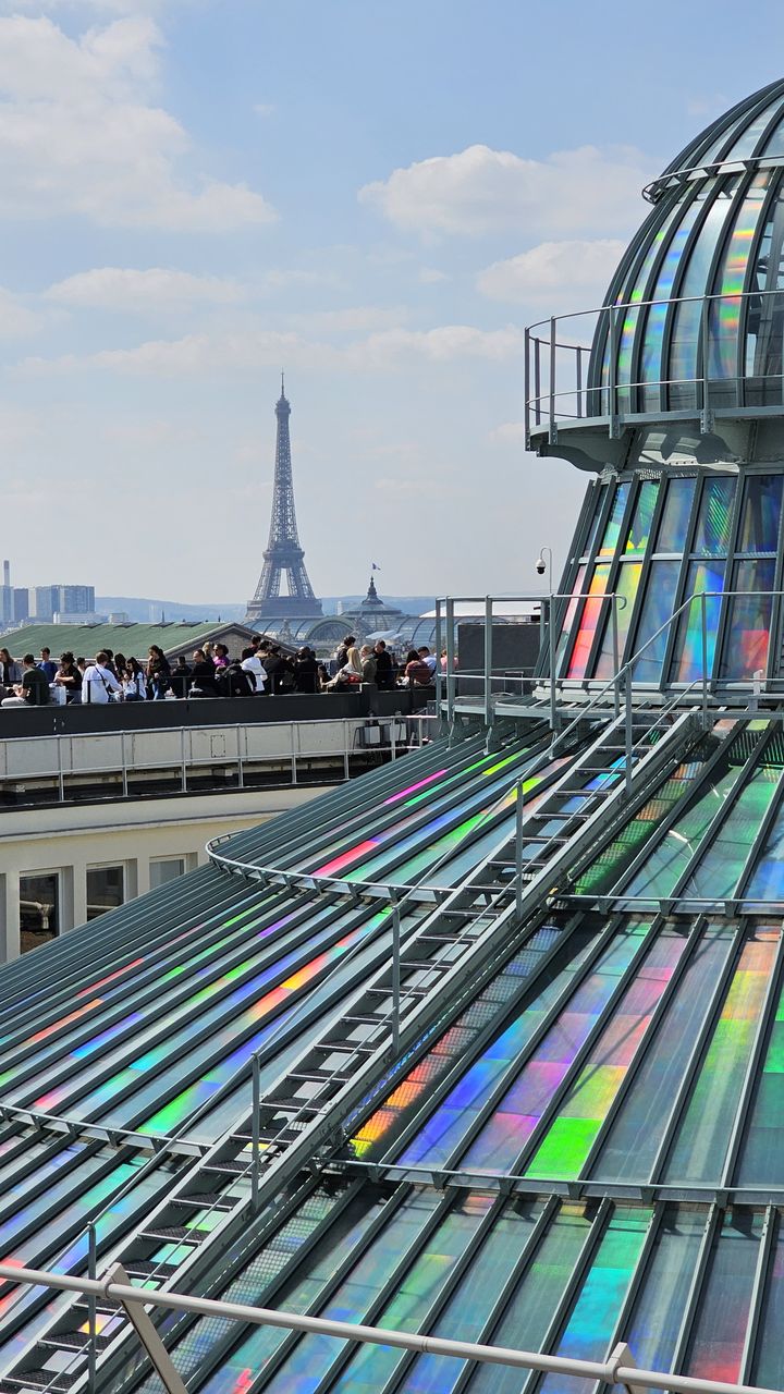 Installation To Breathe de l’artiste coréenne Kimsooja aux Galeries lafayette Hausmann à Paris : vue de la coupole du magasin depuis la terrasse, avril 2023 (Courtesy of Galeries Lafayette et Kimsooja Studio, Photo by Jaeho Chong)