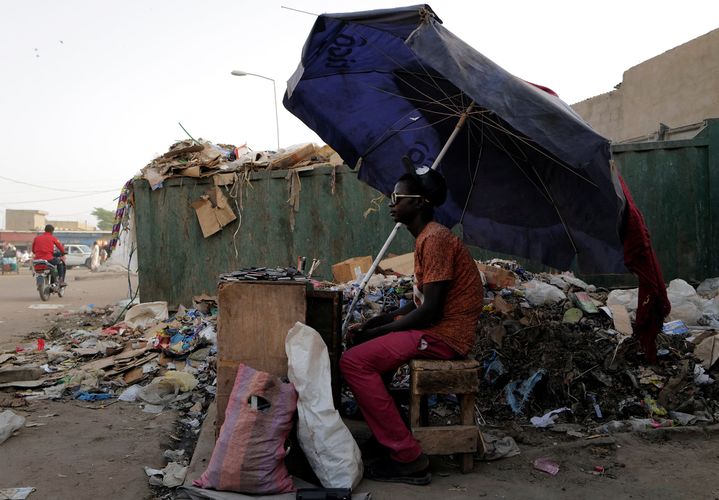 Un vendeur ambulant de téléphonie mobile à N'djamena, le 26 avril 2021.&nbsp; (REUTERS/ZOHRA BENSEMRA)