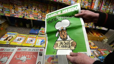 Un exemplaire de "Charlie Hebdo", le 17 janvier 2015, en Allemagne. (PATRICK SEEGER / DPA / AFP)