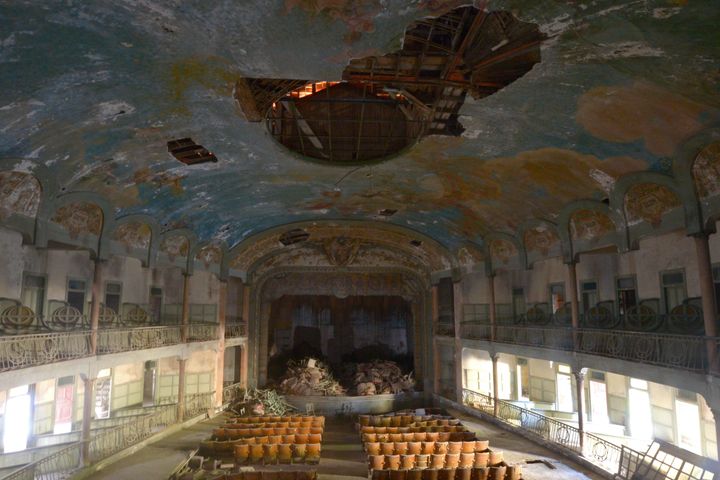 L'intérieur du théâre Cervantès à Tanger est très abîmé, comme le montre cette photo prise le 22 janvier 2014. (AFP)