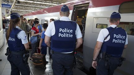 Des agents de police surveillent le Thalys, le 22 ao&ucirc;t 2015 &agrave; Bruxelles (Belgique). (NICOLAS MAETERLINCK / AFP)