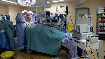 Une opération de chirurgie au CHU de Limoges (Haute-Vienne), le 25 juillet 2014. (MEHDI FEDOUACH / AFP)