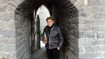 Le prêtre catholique hollandais, Frans van der Lugt, pose le 2 février 2014, devant le monastère des Pères Jésuites où il vit dans la région assiégée de Homs en Syrie. (Mohammed Abu Hamza / AFP)