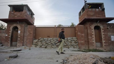 C'est dans cette prison de Peshawar (Pakistan) que&nbsp;Chakil Afridi purge sa peine de trente-trois ans de prison. (FAYAZ AZIZ / REUTERS)