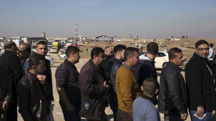 Une longue attente en dehors de Mossoul&nbsp;(Irak) par des milliers de personnes,, le 7 janvier 2017 (BRAM JANSSEN / AP / SIPA)