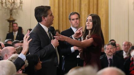 Une stagiaire de la Maison Blanche tente de prendre le micro à Jim Acosta, journaliste de la chaîne CNN, lors d'une conférence de presse de Donald Trump, le 7 novembre 2018 à Washington. (JONATHAN ERNST / REUTERS)