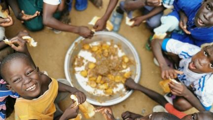 Des enfants talibés prennent leur repas grâce à un réseau de femmes mis en place par l'association Les petites gouttes. (Photo/M.Fall/ Association "les petites gouttes")