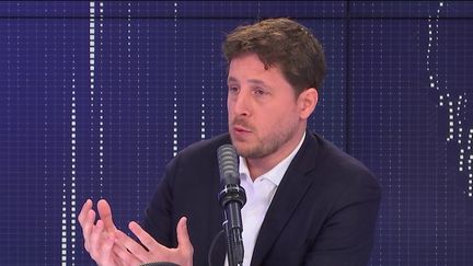 Julien Bayou, le 3 octobre, sur franceinfo. (FRANCEINFO / RADIOFRANCE)