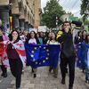 Des étudiants géorgiens rejoignent une marche d'opposition à la loi "sur l'influence étrangère", à Tbilissi, le 24 mai 2024. (FABIEN MAGNENOU / FRANCEINFO)